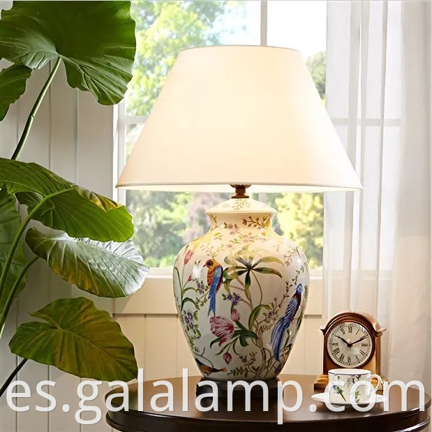 Exquisita lámpara de cerámica floral de coral para decoración del hogar elegante